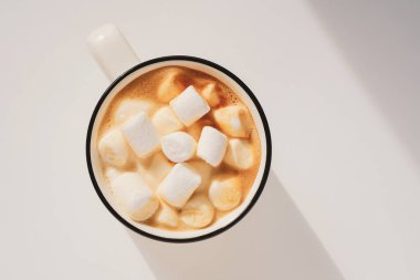 Sabah kahvesi ve lokum. Yakın çekim, üst görüş. Kopya uzayı ile güneşli atmosferik minimalist kavram