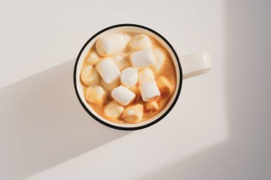 Marşmelovlu kahve fincanı. Yakın çekim, üst görüş. Güneşli atmosferik minimalist konsept