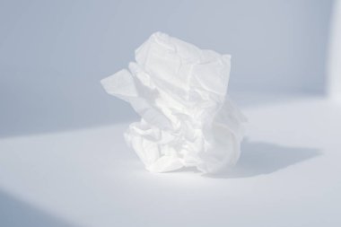 Sert gölgeli beyaz peçete