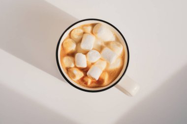 Sabah kahvesi ve lokum, en iyi manzara. Güneşli atmosferik minimalist konsept