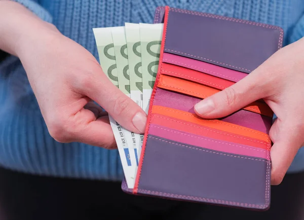 Avro banknotları olan el ele tutuşan kadın, yakın plan. Para, para ve finans kavramı