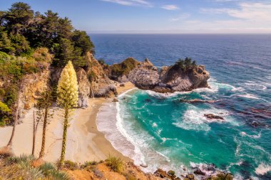 Plaj ve Big Sur, Kaliforniya'da Falls 