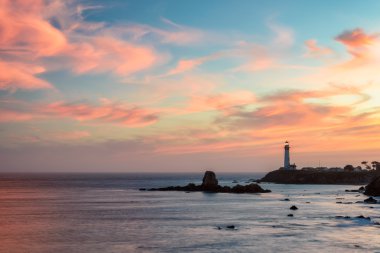 Gün batımında Kaliforniya sahili deniz feneri 