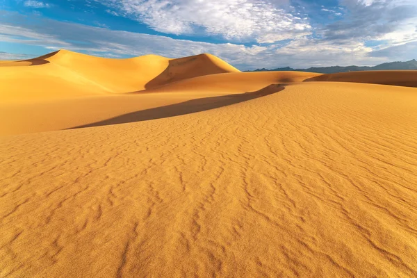 Nascer do sol nas dunas de Mesquite no Parque Nacional do Vale da Morte, Califórnia — Fotografia de Stock