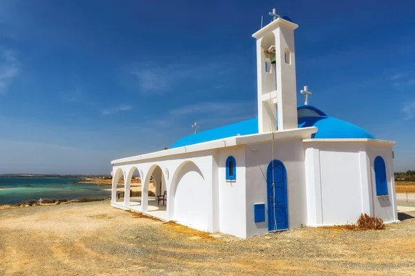 Capela branca em uma costa em Protaras, Chipre — Fotografia de Stock