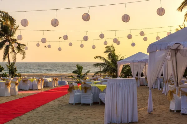 Restaurante ao ar livre na praia durante o pôr do sol, GOA, Índia — Fotografia de Stock