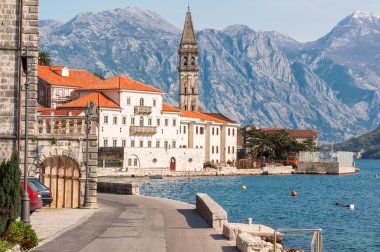 Perast şehir güneşli gün, Karadağ Kotor Koyu'ndaki güzel görünüm.