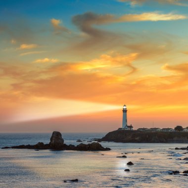 California kıyısında günbatımı, deniz feneri projektör ışın 