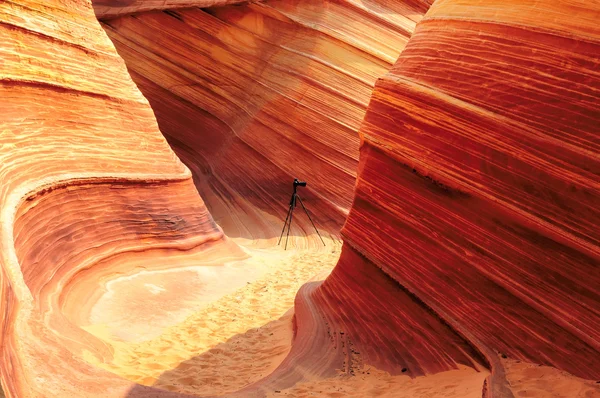 The camera on the tripod in the Wave Arizona — Stock Photo, Image