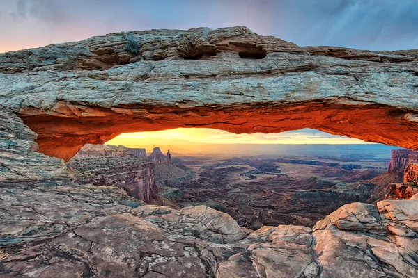 Nascer do sol panorâmico no icônico Mesa Arch no Parque Nacional de Canyonlands, Utah — Fotografia de Stock