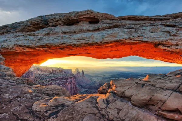 Ανατολή του ηλίου σε εικονική Arch μεσα στο Canyonlands εθνικό πάρκο, Γιούτα — Φωτογραφία Αρχείου