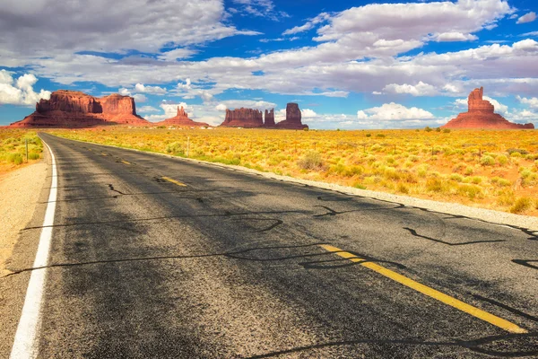 Amerikaanse weg naar Monument Valley (Arizona) — Stockfoto