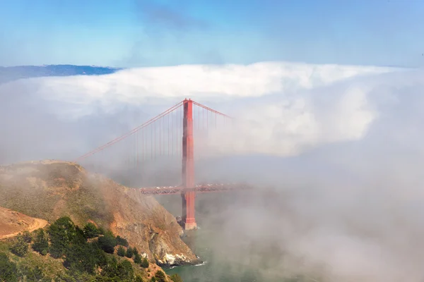 Světě slavný most Golden Gate v mlze — Stock fotografie