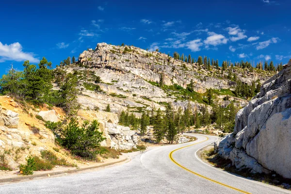 Tioga Pass Road in Yosemite National Park road trip ,California — Stock Photo, Image