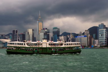 Hong Kong - 3 Ekim: Hong Kong, Çin için 3 Ekim 2015 tarihinde Victoria Limanı zemin feribotla.  