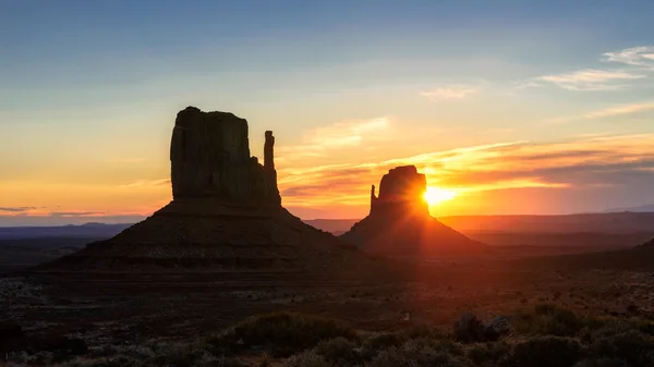 Beautiful sunrise over the iconic Monument Valley, Arizona — Stock Photo, Image