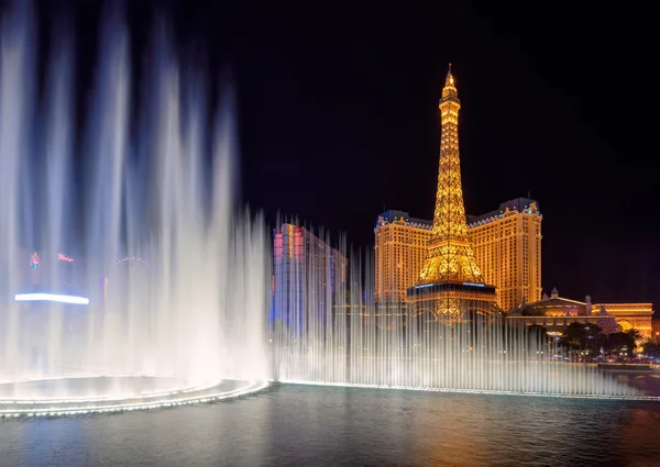 Las Vegas - 26 maart: Weergave dansen Bellagio fonteinen voor het Paris Hotel op maart 26, 2015 in Las Vegas. — Stockfoto