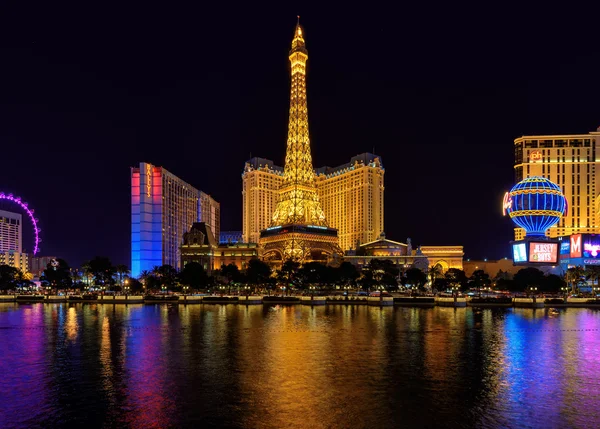 Las Vegas - 26 mars: Utsikt över Paris hotel på på Las Vegas strip den 26 mars 2015. — Stockfoto