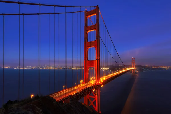 Puente Golden Gate en la noche azul, San Francisco — Foto de Stock