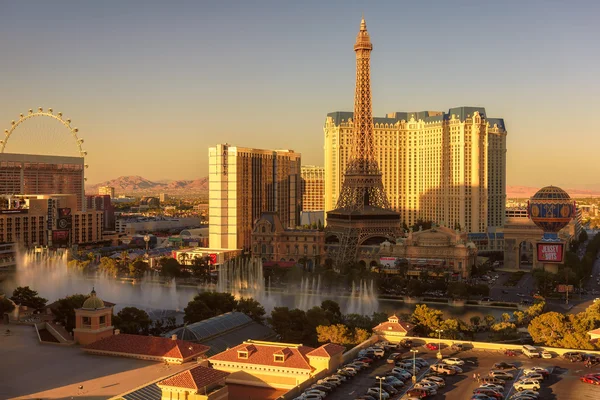 A Paris hotel, a Bellagio szökőkutak és az Eiffel-torony másolata. — Stock Fotó