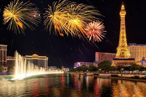 Vuurwerk en fonteinen op Independence Day op 4 juli 2016 in Las Vegas weergeven — Stockfoto