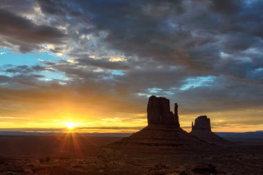 Monument Valley, Utah güneş doğarken