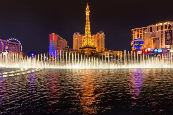 Bellagio szökőkút műsorral párizsi hotel and casino a háttérben — Stock Fotó