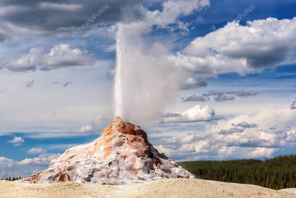 Yellowstone Castle Geyser, Wyoming USA — Stock Photo