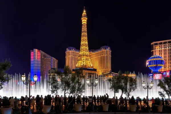 As pessoas olham Bellagio Fountain Show em Paris hotel e casino em Las Vegas, EUA — Fotografia de Stock