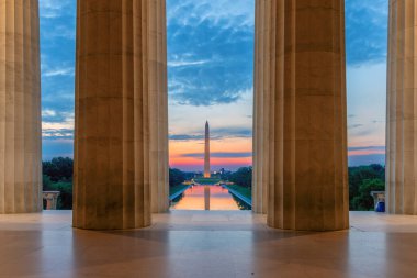 Washington Anıtı 'ndaki gün doğumu manzarası ve Lincoln Memorial, D.C.' den yansıyan havuz, ABD.