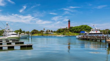 Güneşli yaz gününde Florida, West Palm Beach County 'deki Jüpiter deniz fenerinin güzel manzarası.