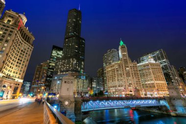Chicago 'nun panoramik manzarası gece yarısı, Michigan Bulvarı, Chicago, Illinois, ABD.