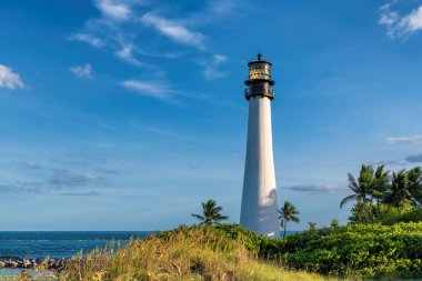 Sahilde gün batımında deniz feneri, Cape Florida Deniz Feneri, Bill Baggs Florida Eyalet Parkı, ABD