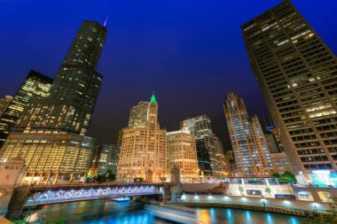 Chicago 'nun panoramik manzarası gece yarısı, Michigan Bulvarı, Chicago, Illinois, ABD.