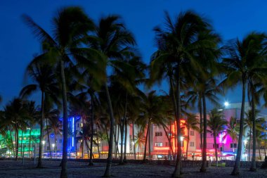 Miami Beach, Florida 'da gece hayatı. Ocean Drive' da gün batımında oteller ve restoranlar. Dünyaca ünlü bir yer..