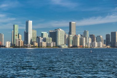 Miami şehir merkezi gökyüzü güneşli bir sabah, Miami, Florida.