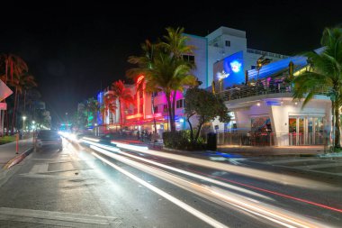 Miami Beach, Florida 'daki Ocean Drive' ın gece manzarası. Ocean Drive 'da günbatımında oteller ve restoranlar. Dünyaca ünlü varış yeri..
