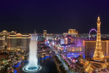 Las Vegas Nevada silueti Las Vegas, Nevada 'da gece görüldüğü gibi. Las Vegas dünyanın en iyi turizm merkezlerinden biridir..