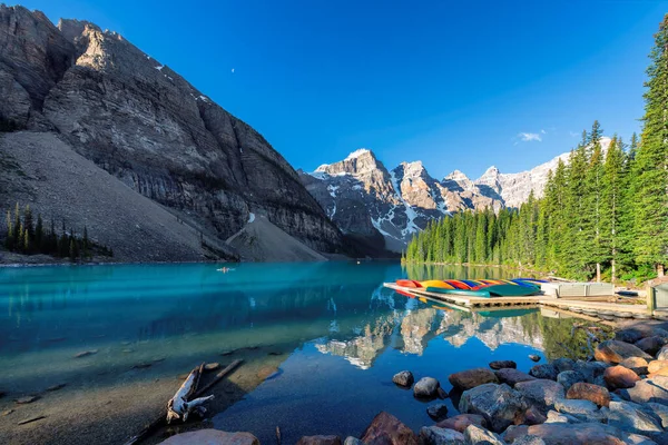 Beautiful Sunrise Turquoise Waters Moraine Lake Canadian Rockies Banff National — Stock Photo, Image