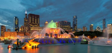 Buckingham çeşmesi gece ve Chicago şehir merkezi, Chicago, Illinois, ABD.