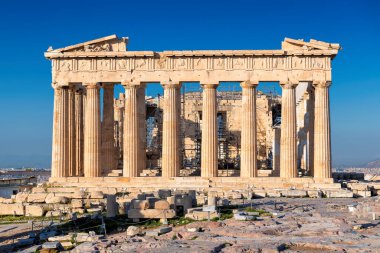 Akropolis, Atina ve Yunanistan 'da sabah vakti mavi gökyüzü ile Parthenon tapınağı. 
