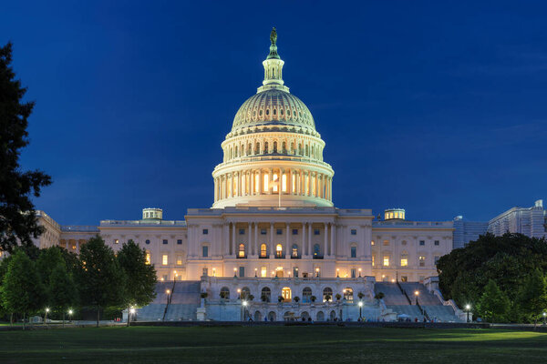 Здание Капитолия США на закате, Вашингтон, округ Колумбия, США.