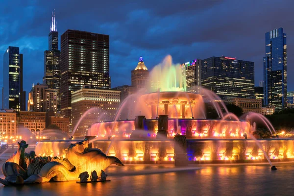 Buckingham çeşmesi gece ve Chicago şehir merkezi, Chicago, Illinois, ABD.