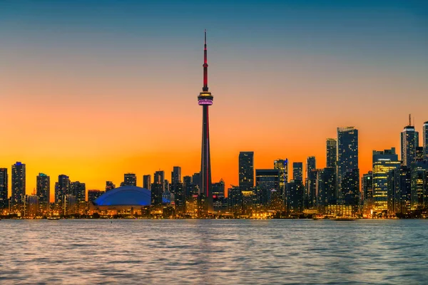 Toronto City gün batımında gökyüzünde Toronto, Ontario, Kanada. 