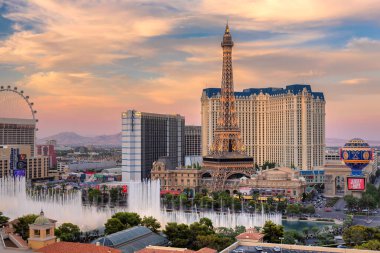 Las Vegas Strip Skyline Nevada Las Vegas, Nevada 'da gün batımında görüldüğü gibi. Las Vegas dünyanın en iyi turizm merkezlerinden biridir.. 