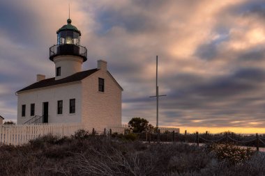 Günbatımında dramatik gökyüzü ile en popüler San Diego Deniz Feneri, Kaliforniya