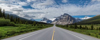 Yolculuk. Güneşli yaz gününde Kanada Kayalıkları 'ndaki panoramik yol manzarası, Icefields Parkway, Banff Ulusal Parkı, Alberta, Kanada.