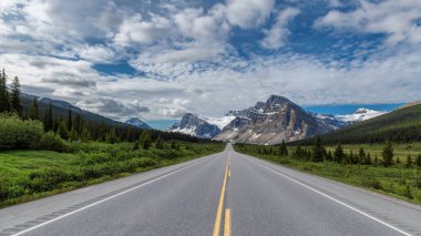 Yolculuk. Güneşli yaz gününde Kanada Kayalıklarında manzara yolu, Icefields Parkway, Banff Ulusal Parkı, Alberta, Kanada.