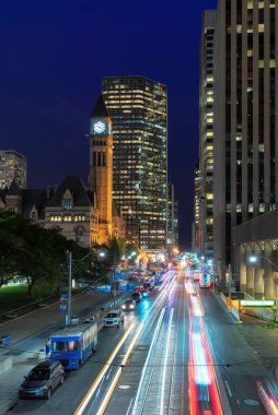 Toronto şehir merkezi trafiği ve Old City Hall, Toronto, Ontario, Kanada