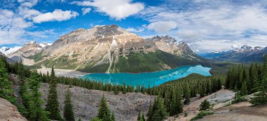 Peyto Gölü 'nün güzel turkuaz sularının Rocky Dağları, Banff Ulusal Parkı, Kanada' da karla kaplı zirveleri olan panoramik manzarası..